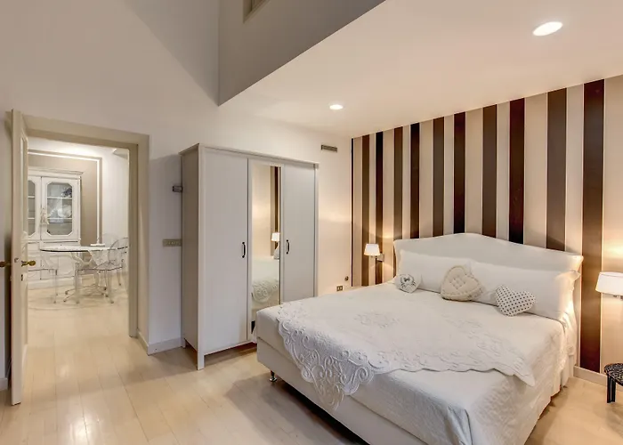 特雷维奇迹套房 公寓 *